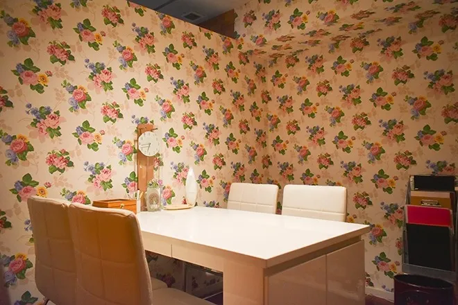花柄モチーフの壁紙が癒やされる待合スペース